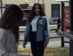 Dospělá Margo potkává smutnou dívku