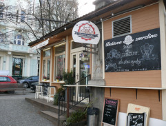 Dospělá Margo vychází z cukrárny