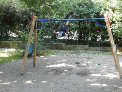 Děti se houpají na houpačkách