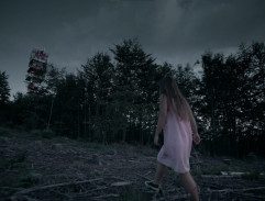 Simona jde k vysílači