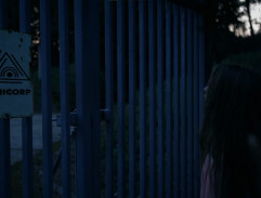 Simona před bránou vysílače