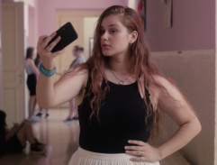 Dívka fotí selfie ve škole