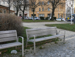 Dívky se zmrzlinou na lavičce