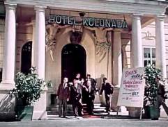 Před hotelem 