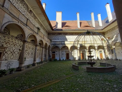 Nádvoří zámku Hůrka