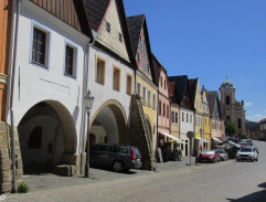 Před lékárnou v Hůrce