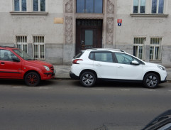 Před Slávčiným bydlištěm