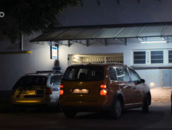 Před policejní stanicí