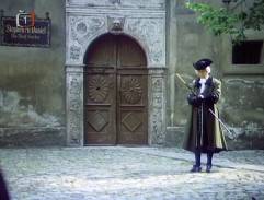 Před McDanielovým domem