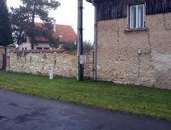 pri autobusovej zastávke