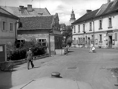 Náklaďák jede městem I