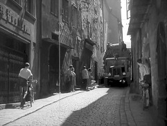 Náklaďák jede městem IV