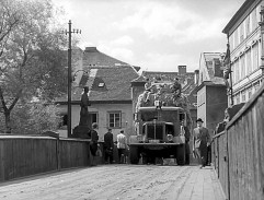 Náklaďák jede městem V