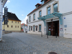 Náklaďák jede městem I