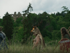 Průvod pod zříceninou