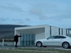 Před domem premiéra