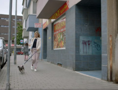 Před bydlištěm Alžběty