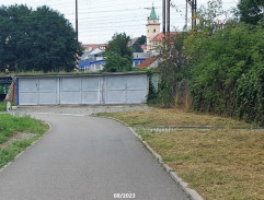 U fotbalového hřiště