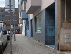 Před bydlištěm Alžběty