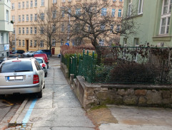 Před bydlištěm Mirka Kurše