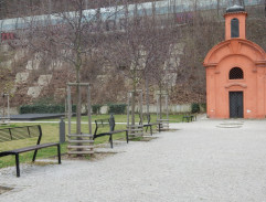 Kaple v parku
