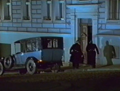 Policajti před domem