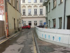 Mariino auto zaparkované u ambasády