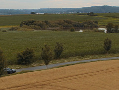 Silnice kolem rybníka