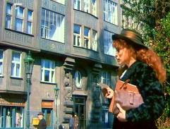 Josefina před domem rodiny von Bruckner