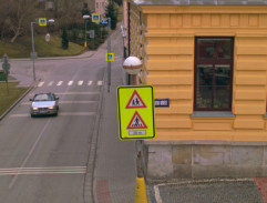 Ivan a Majer přijíždějí ke škole