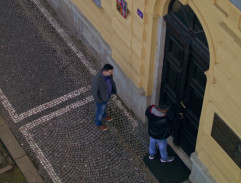 Ivan a Majer vchází do školy