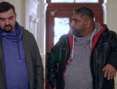 Ivan a Majer ve vstupní hale školy