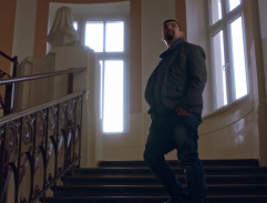 Majer jde po schodech školy