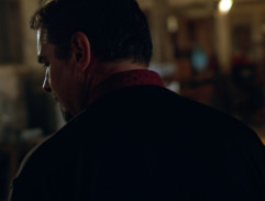 Majer prochází stodolou