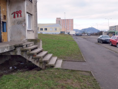 Majer kouří před domem