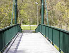 Majer se potkává na mostě s Monikou