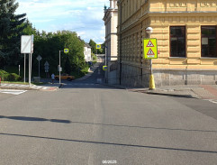 Ivan a Majer přijíždějí ke škole