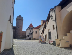 Dudácký soubor na nádvoří hradu