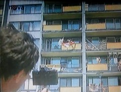 Před panelovým domem Novákových