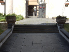 Před poslaneckou sněmovnou 2