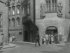 Zlatnictví před soudní budovou