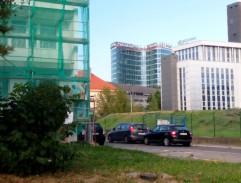 Dominika před domem