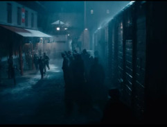 Vlak s vězni na nádraží