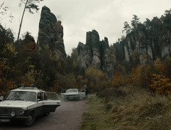 Policejní auta u skal