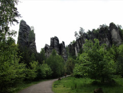 Policejní auta u skal