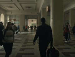 Hlavní postava prochází nádražím