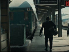 Hlavní postava nastupuje do vlaku