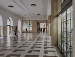 Hlavní postava prochází nádražím