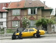 Newyorkská policie přijíždí k vile Samuela Leibowitze