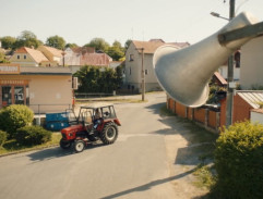 Traktor před prodejnou